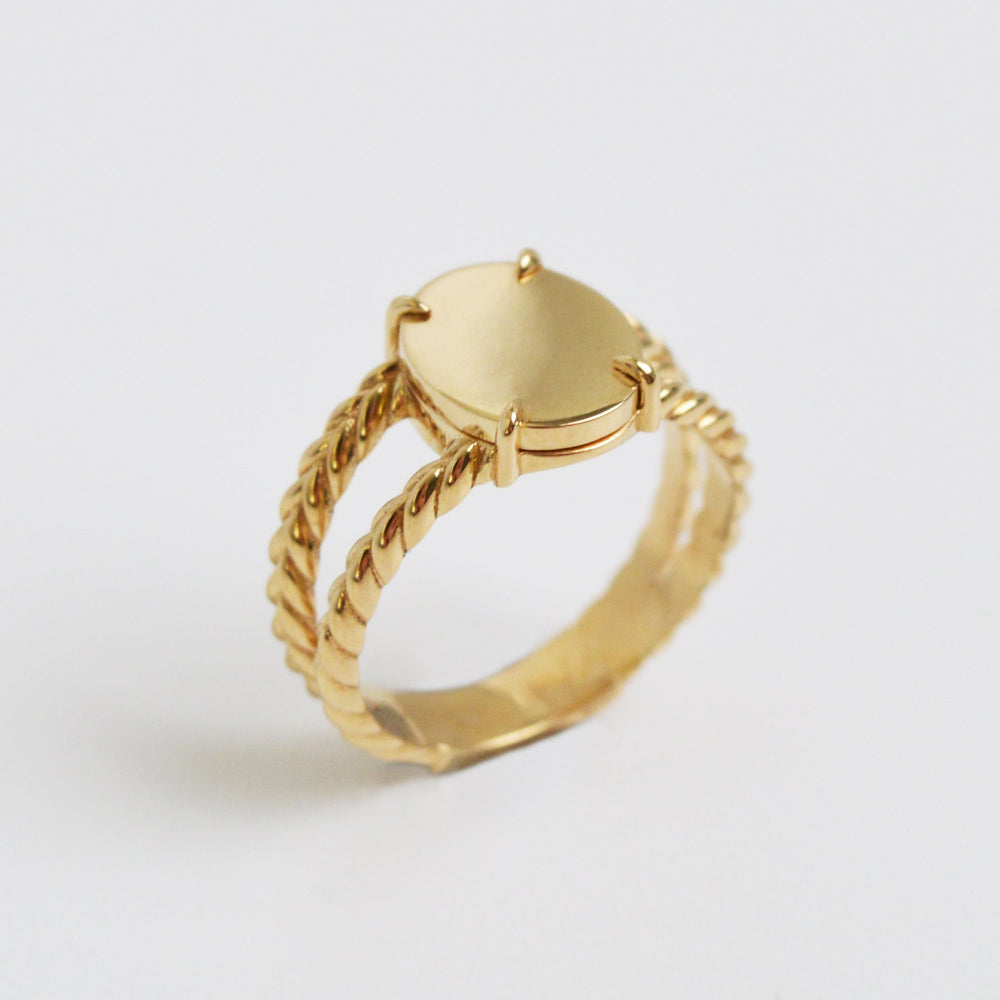 Ladies Twist Band Signet Ring