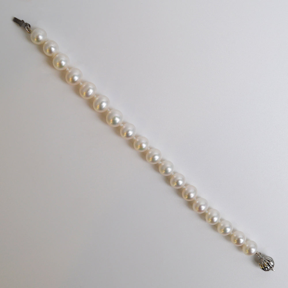 
            
                Load image into Gallery viewer, Fresh Water Pearl Bracelet
            
        