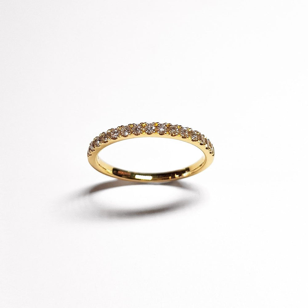 
            
                Load image into Gallery viewer, Scallop Set Diamond Band in 18ct Gold
            
        